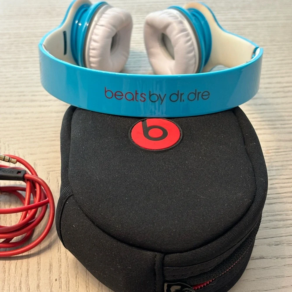 Beats by Dr. Dre Turquoise headset and case. - Picture 3 of 7